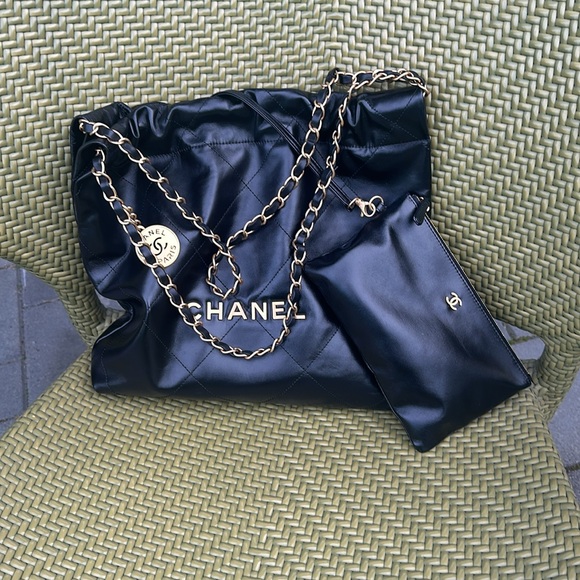 Chanel hobo medium 22 handbag - Picture 6 of 9